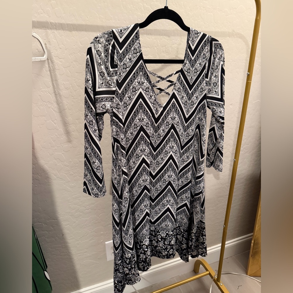 Chic Black and White Patterned Long Sleeve Dress